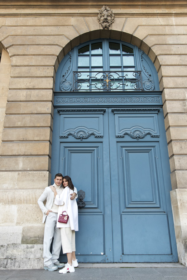 Camila Queiroz et Klebber Toledo portant Dior dans édito mode pour Caras Brésil. Antonio Barros photographe mode Paris