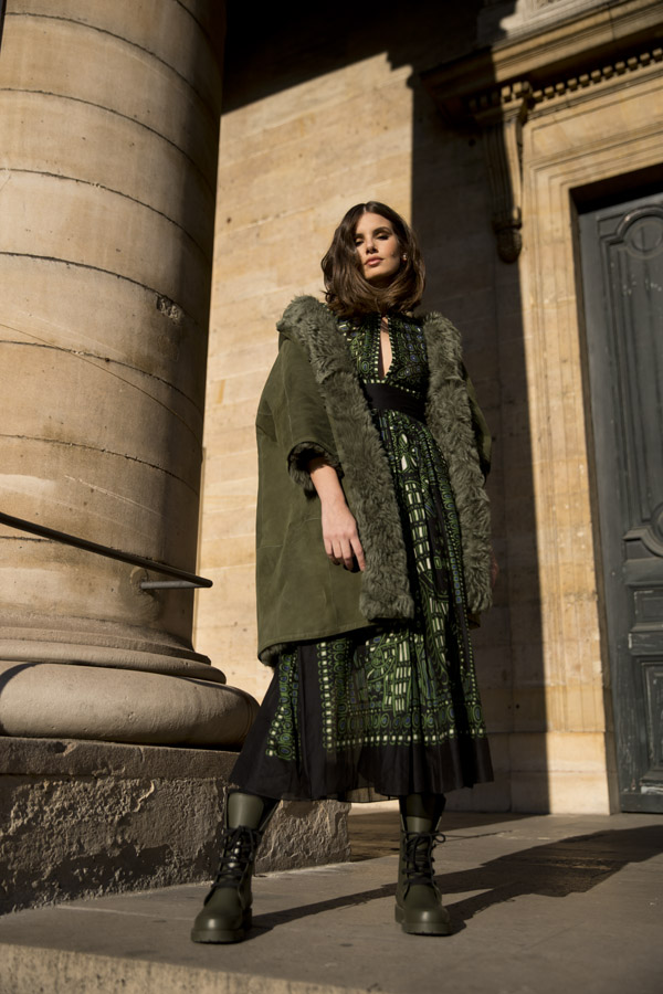 Camila Queiroz porte Dior dans édito mode pour Caras Brésil. Antonio Barros photographe mode Paris